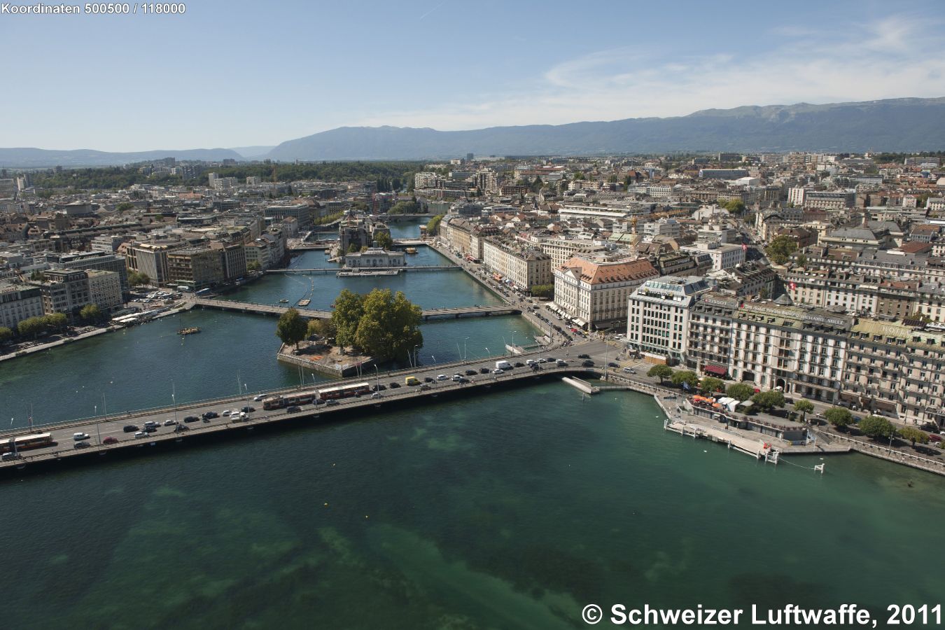 Genf, Blick Rhone abwärts zur 'Ile Rousseau' (Position 2'500'302.29, 1'118'091.96). Links im Bild: Stadtteil Eaux-Vives,rechts (gegen W) Stadtteil St-Gervais.